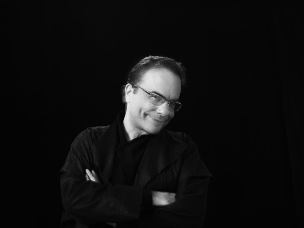 Arte e tecnologia são aliadas para nos tornarmos seres humanos melhores, aponta Marcello Dantas, curador da 13ª Bienal do Mercosul